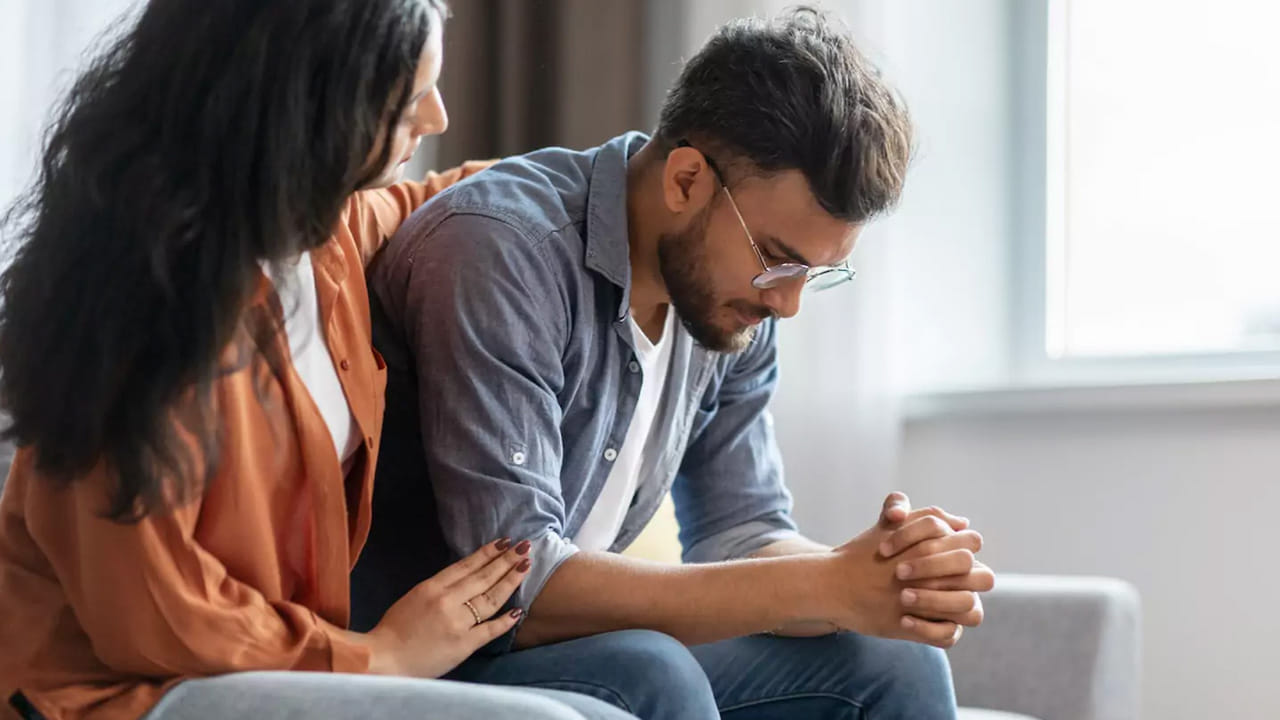 కర్కాటక రాశి, కుంభ రాశి వారిని పెళ్లి చేసుకుంటే.. అప్పటి వరకు లేని కష్టాలు కూడా మొదలవుతాయి. ఒకరికి డబ్బు కావాలి ఇంకొకరికి ఎవరి మీద ఆధారపడకుండా  స్వేచ్ఛగా బతకాలి. వీరిద్దరూ కలిసి ఉండటం చాలా కష్టం. 
