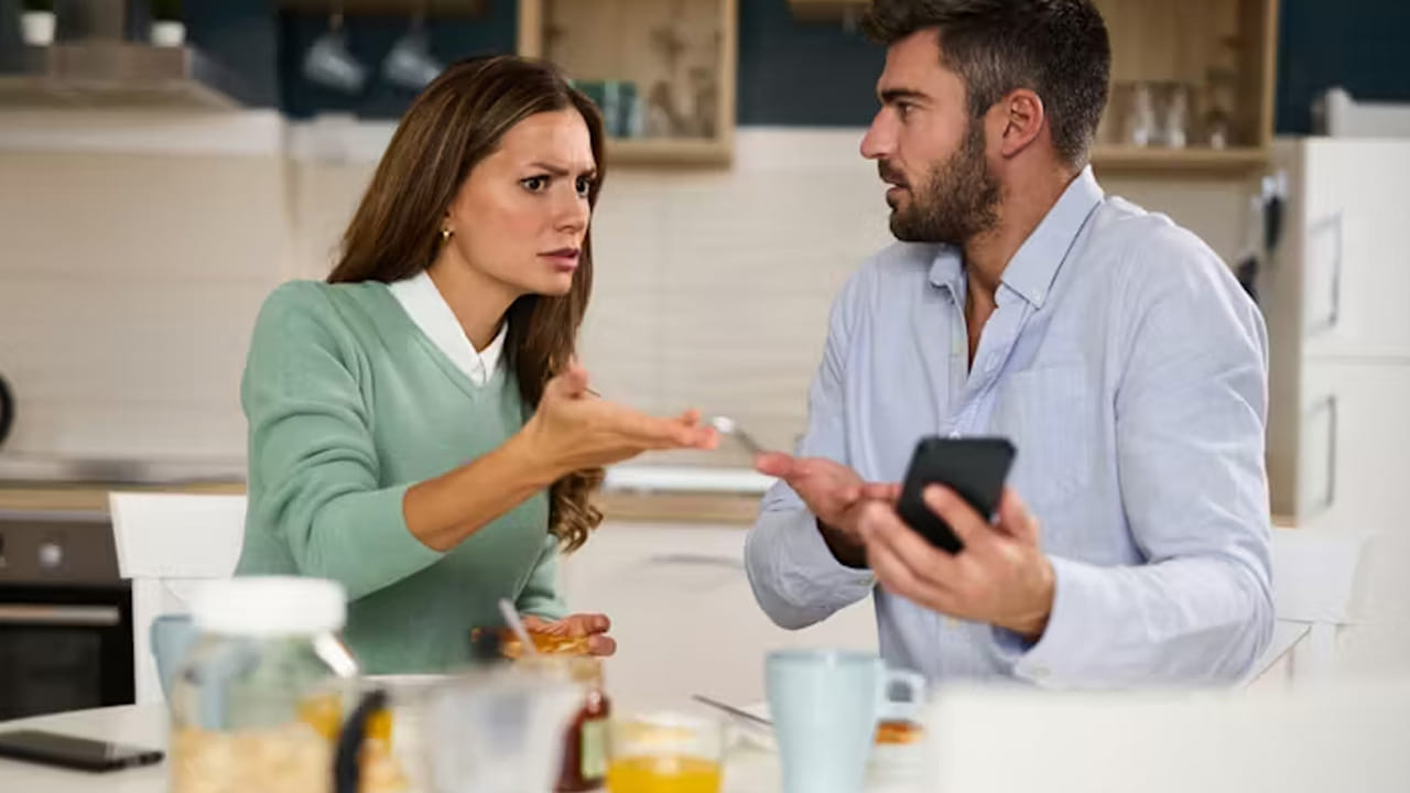 అనుమానం: బంధంలో ఇద్దరూ సమానమే. ఒకరు ఎక్కువగా ఇంకొకరు తక్కువ కాదు. భార్య బయటకు వెళ్తే భర్త ఫోన్ చేసి ఎక్కడికి వెళ్ళావ్? ఎంత సేపటిలో వస్తావ్ అంటూ ప్రతి సారి ఆమెను విసిగిస్తే ఇంత అనుమానం ఉన్న భర్తతో ఉండటం అవసరమా అని విడాకులు ఇచ్చేస్తుంది.