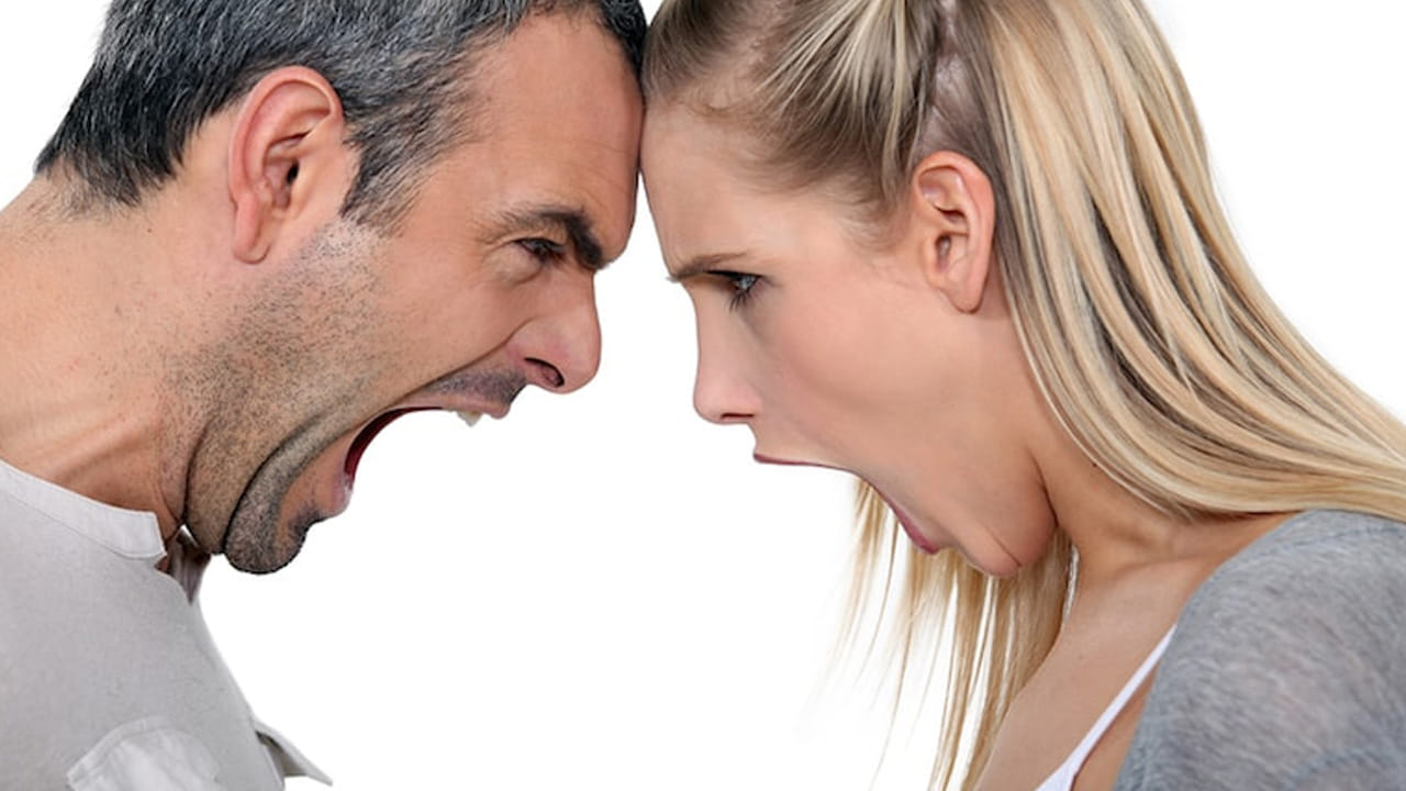 మేష రాశిలో పుట్టిన వాళ్లు మీన,  కర్కాటక రాశుల వారితో చాలా జాగ్రత్తగా ఉండాలి. వీరిద్దరిలో వీరు ఎవర్ని పెళ్ళి చేసుకున్నా కూడా రోజూ గొడవలు జరుగుతాయని నిపుణులు చెబుతున్నారు.  మేష రాశి వారు నమ్మకానికి ఎక్కువ విలువ ఇస్తారు. వారి నమ్మకం ఒక్కసారి ముక్కలైతే వారు పెళ్ళి  సంబంధంలో కలిసి ఉండలేరు. 
