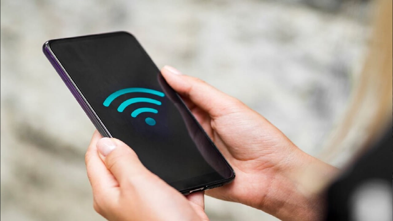 రాత్రి పూట వై-ఫై ఆన్ చేసి ఉంచుతున్నారా..? అయితే మీరు అనారోగ్య సమస్యల బారిన పడొచ్చు. అవును.. ఇది మీ ఆరోగ్యంపై తీవ్ర ప్రభావం చూపించవచ్చని నిపుణులు చెబుతున్నారు. నిద్ర పట్టకపోవడం లాంటి సమస్యల బారిన పడే అవకాశముందని హెచ్చరిస్తున్నారు. దీంతో రాత్రివేళ వైఫై ఆఫ్ చేయడం వల్ల అనేక ప్రయోజనాలు ఉన్నట్లు చెబుతున్నారు. అవేంటో ఇప్పుడు చూద్దాం.
