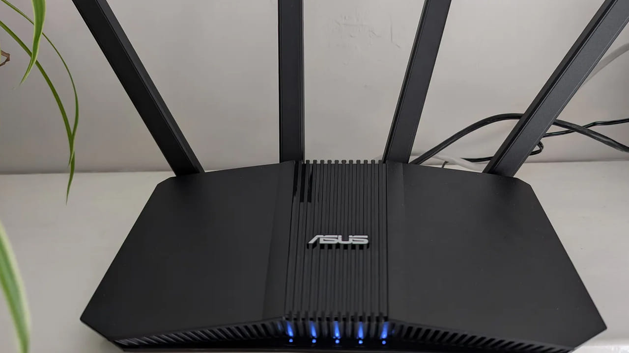 వై-ఫై సిగ్నల్స్ నిద్రకు ఆటంకం కలిగిస్తాయని నిపుణులు చెబుతున్నారు. వైఫై రూటర్‌కి దగ్గర నిద్రించేవారిలో 27 శాతం మంది నిద్రలేమి సమస్యతో బాధపడుతున్నారట. దీంతో పాటు వైఫై ఫ్రీక్వెన్సీ సిగ్నల్స్, రేడియోషన్ నిద్రను పాడు చేస్తాయని హెచ్చరిస్తున్నారు. దీంతో రాత్రిపూట వైఫై ఆఫ్ చేసుకోవడం మంచిదని సూచిస్తున్నారు.
