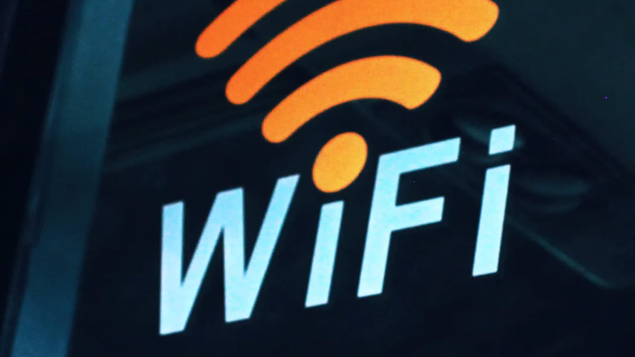 బ్యాగ్రౌండ్ అప్ డేట్స్ ఆగిపోవడం వల్ల మీ వైఫై డేటా కూడా ఆదా అవుతుంది. ఇక మీ వైఫై హ్యాకింగ్ అయ్యే ముప్పు కూడా తగ్గుతుంది. ఇక వైఫై ఎప్పుడూ ఆన్ చేసి ఉంచడం వల్ల వేడి ఎక్కువై దాని సామర్థ్యం కూడా తగ్గుతుంది. రాత్రి వేళల్లో అవసరం లేని సమయంలో ఆఫ్ చేయడం వల్ల రౌటర్ ఎక్కువకాలం పనిచేస్తుంది.
