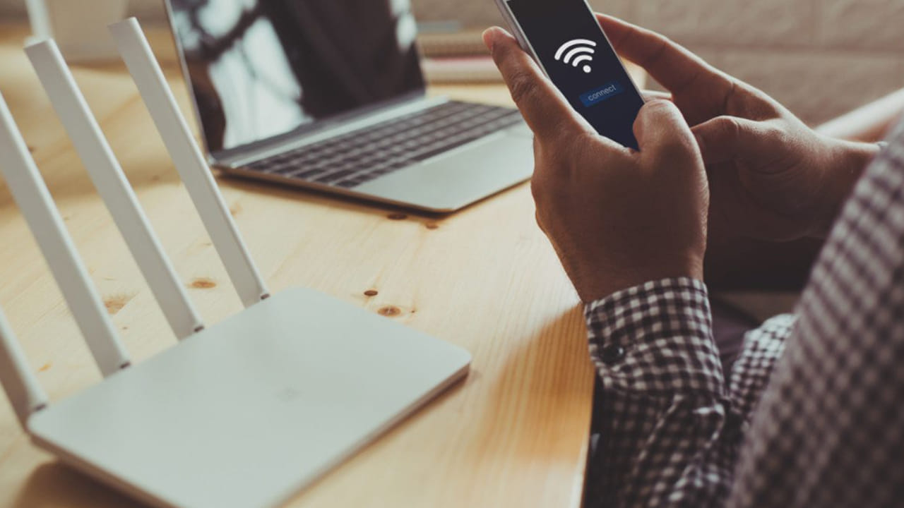 ఇలా రాత్రి సమయాల్లో వైఫై ఆఫ్ చేయడం వల్ల ఎన్నో లాభాలు ఉన్నాయి. అవసరం లేని సమయంలో వైఫై ఆఫ్ చేసుకోవడమే మంచిది. దీని వల్ల రేడియోషన్ తగ్గడమే కాకుండా కరెంట్ ఆదా అవ్వడం లాంటి అనేక ప్రయోజనాలు ఉన్నాయి. ఒకవేళ మీరు వైఫై స్విచ్చాఫ్ చేయకూడదు అనుకుంటే బెడ్ రూంలో కాకుండా బయట హాల్‌లో రౌటర్ పెట్టుకోండి
