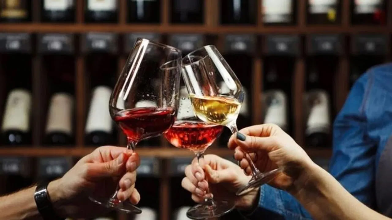 నిజానికి రెడ్ వైన్ గుండెకు మంచిదని అందరూ చెబుతారు. ఇది మితంగా తీసుకుంటే అది ప్రయోజనకరంగా ఉంటుంది. వైన్‌లో రెస్వెరాట్రాల్ అనే యాంటీఆక్సిడెంట్ ఉంటుంది. దీనికి యాంటీ ఇన్ఫ్లమేటరీ లక్షణాలు ఉన్నాయని నిపుణులు చెబుతారు.