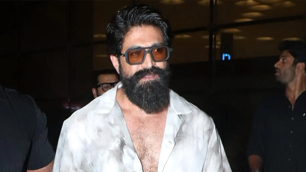 రాకింగ్ స్టార్ యష్.. పాన్ ఇండియా లెవల్లో విపరీతమైన క్రేజ్ ఉన్న హీరో. ఎలాంటి బ్యాగ్రౌండ్ లేని సాధారణ కుర్రాడు నటనపై ఆసక్తితో ఇంట్లో నుంచి పారిపోయాడు. మొదట్లో యాంకర్ గా పనిచేసిన యష్.. ఆ తర్వాత సీరియల్స్ లో హీరోగా కనిపించాడు. 