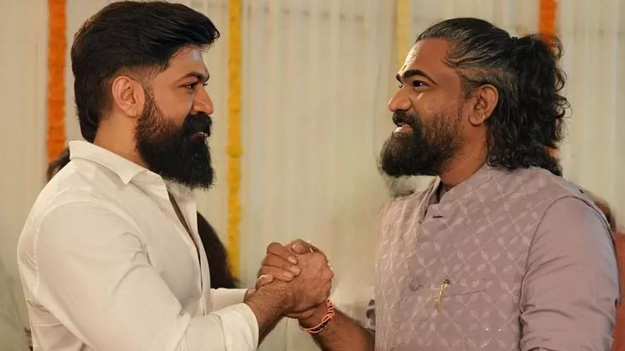 ఆ తర్వాత హీరోగా చిన్న చిన్న సినిమాల్లో నటించాడు. డైరెక్టర్ ప్రశాంత్ నీల్ తెరకెక్కించిన కేజీఎఫ్ సినిమా అతడి కెరీర్ మలుపు తిప్పింది. ఈ సినిమా అప్పట్లో భారీ విజయాన్ని అందుకుంది. ఒక్క మూవీతోనే పాన్ ఇండియా లెవల్లో విపరీతమైన క్రేజ్ సొంతం చేసుకున్నాడు. 