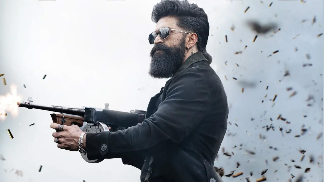  కేజీఎఫ్ 1, 2 చిత్రాలతో సంచలన విజయం అందుకున్న యష్.. ఇప్పుడు టాక్సిక్ చిత్రంలో నటిస్తున్నాడు. నివేదికల ప్రకారం యష్ ఈ చిత్రానికి దాదాపు 50 కోట్ల రూపాయలు వసూలు చేస్తున్నాడు. అయితే, యష్ ఈ చిత్రానికి సహ నిర్మాతగా కూడా వ్యవహరిస్తున్నాడు. అతని మొత్తం సంపాదన చాలా ఎక్కువగా ఉండవచ్చనిఅంటున్నారు. 