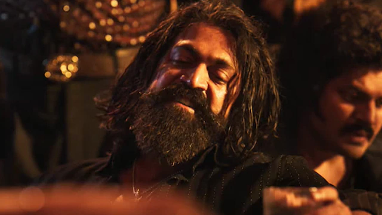 పారితోషికంతోపాటు సహ నిర్మాత కావడం వల్ల ఈ సినిమా కోసం దాదాపు రూ.150 కోట్ల వరకు తీసుకుంటున్నారని టాక్.  "టాక్సిక్" చిత్రాన్ని యష్,  వెంకట్ కె. నారాయణ్ నిర్మిస్తున్నారు. ఈద్, ఉగాది, గుడి పద్వా వంటి పండుగల సందర్భంగా మార్చి 19, 2026న థియేటర్లలో విడుదల కానుంది.