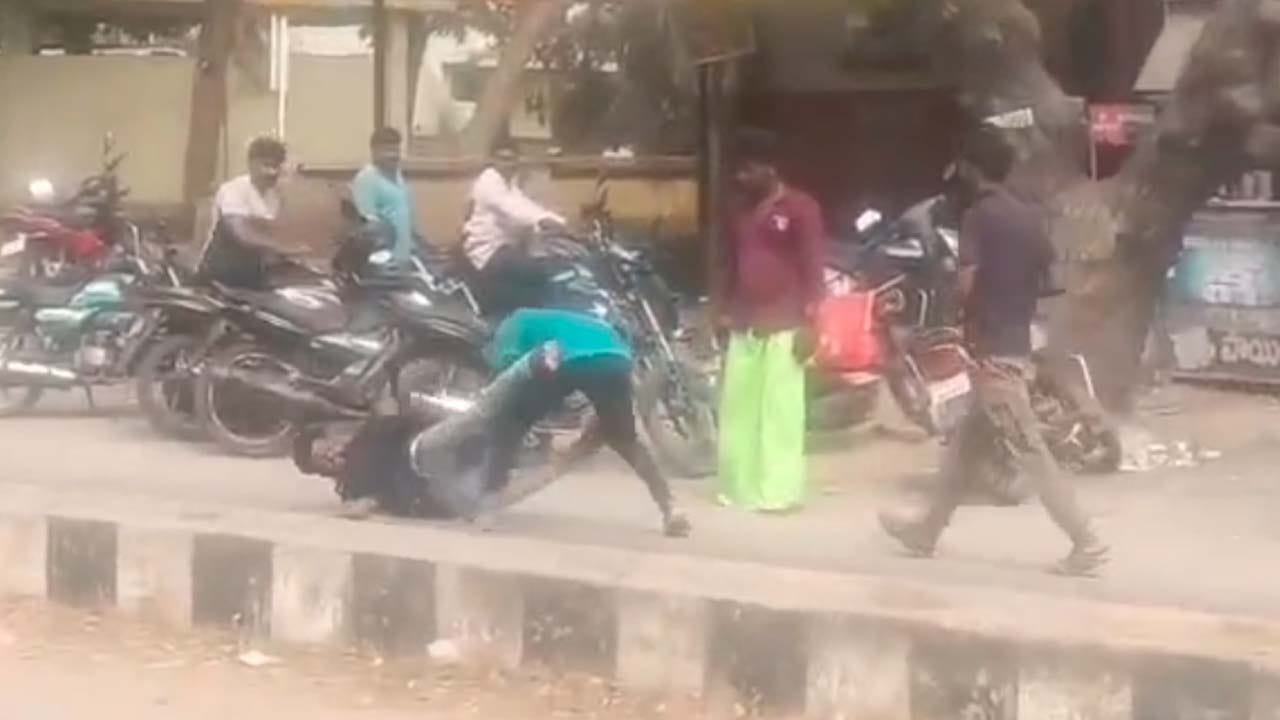 నడిరోడ్డుపై స్ట్రీట్‌ ఫైట్‌.. పట్టపగలు రెచ్చిపోయిన యువకులు.. పిడిగుద్దులతో బాహాబాహీ..!