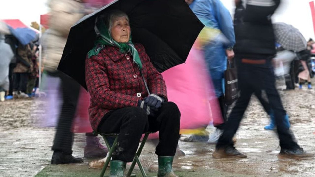 50 ఏళ్లుగా ఆసుపత్రికే వెళ్లలేదీ 102 ఏళ్ల బామ్మ..15 గంటల నిద్ర, వింత ఆహారపు అలవాట్లు