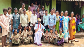 వందేళ్ల యువకుడు.. మూడు తరాల కుటుంబంతో ముచ్చటగా..!