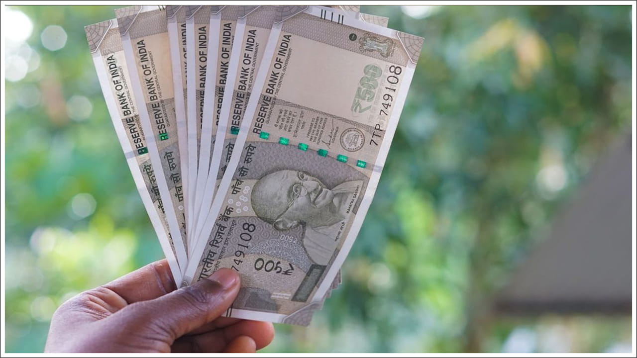  ఉద్యోగ సంఘాల డిమాండ్లు ఏమిటి?: 7వ వేతన సంఘం 2.57 ఫిట్‌మెంట్ ఫ్యాక్టర్‌ను 3.68కి పెంచడం, మూల వేతనాన్ని రూ.18,000 నుండి కనీసం రూ.26,000–రూ.34,560 శ్రేణికి పెంచడం, పాత పింఛను పథకాన్ని (OPS) పునరుద్ధరించడం, పింఛనుదారుల 'కమ్యుటేషన్' కాలాన్ని 15 సంవత్సరాల నుండి 12 సంవత్సరాలకు తగ్గించడం, ఇంటి అద్దె భత్యం నుండి విద్య, వైద్య భత్యం వరకు వివిధ అలవెన్సులను పెంచడం, కోవిడ్-19 మహమ్మారి సమయంలో 18 నెలల పాటు నిలిపివేసిన డిఏ బకాయిల చెల్లింపు. వేతన సంఘం కోసం 10 ఏళ్లుగా కొనసాగుతున్న నిరీక్షణకు ముగింపు పలకాలని కూడా డిమాండ్లు చేశారు.