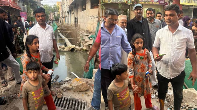 పాతబస్తీ నాలాలో పడ్డ బాలుడు..!