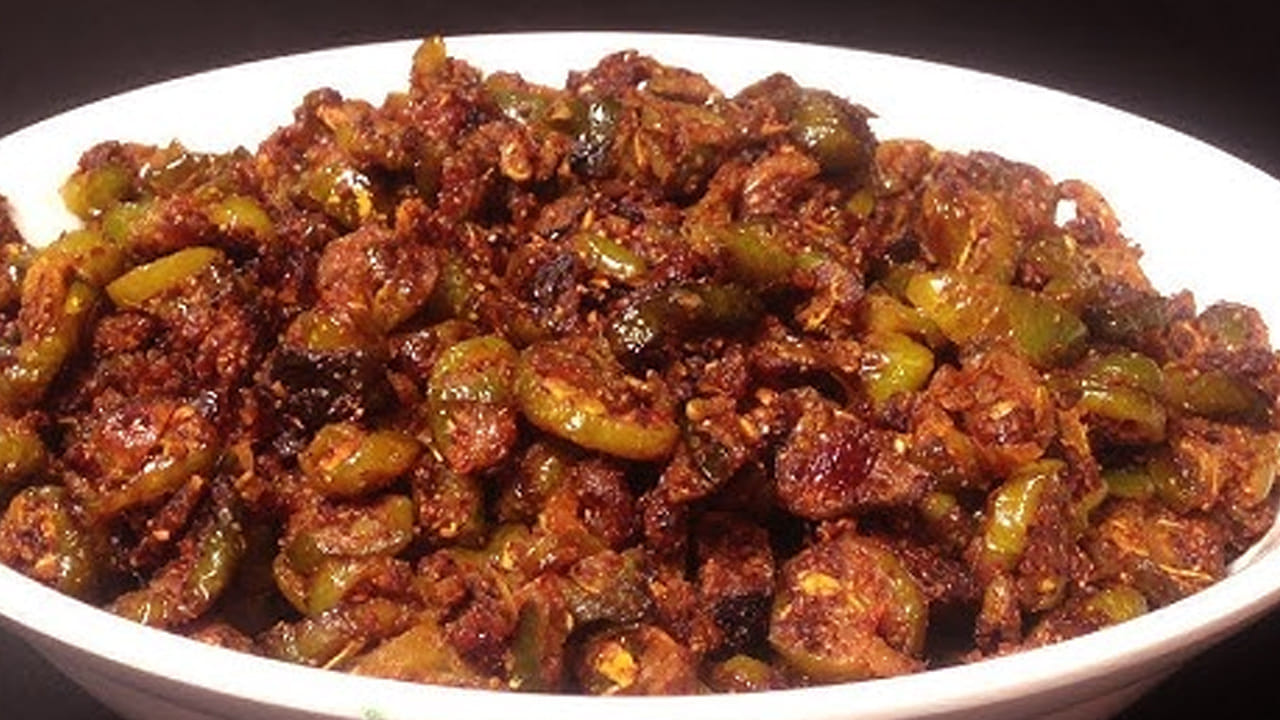 ముందుగా స్టవ్ వెలిగించి పాన్ పెట్టి దానిలో ఆయిల్ వేసి అది వేడయ్యాక దానిలో పోపు గింజలు, ఉల్లిపాయ ముక్కలు, పచ్చిమిర్చి వేసి  బాగా వేయించుకోవాలి. 