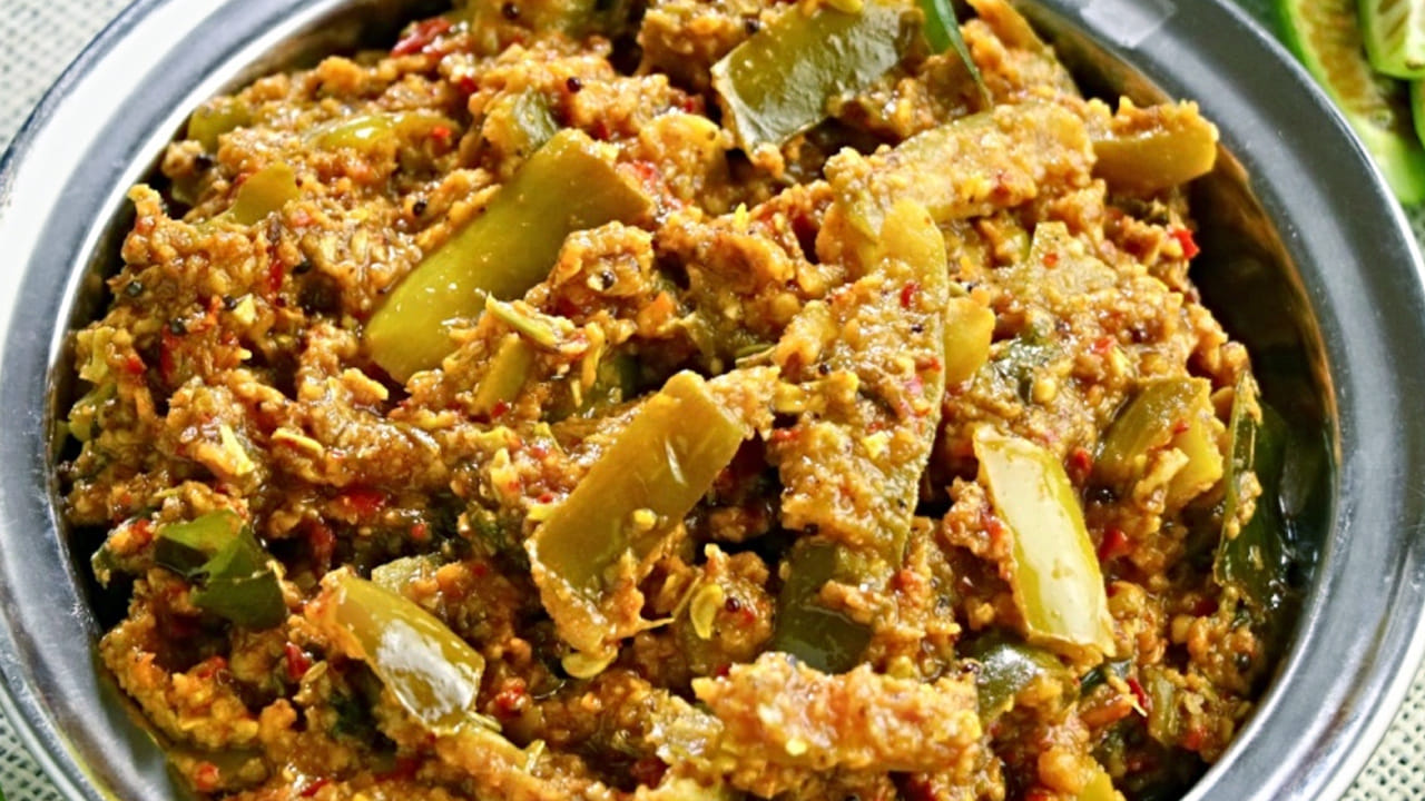 
ఆ తర్వాత అడవి దొండకాయలు ముక్కలు, అర టీ స్పూన్ పసుపు, రుచికి తగినంత ఉప్పు ను వేసి మిక్స్ అయ్యేలా కలుపుకుని స్టవ్ మీదే ఉంచండి. 