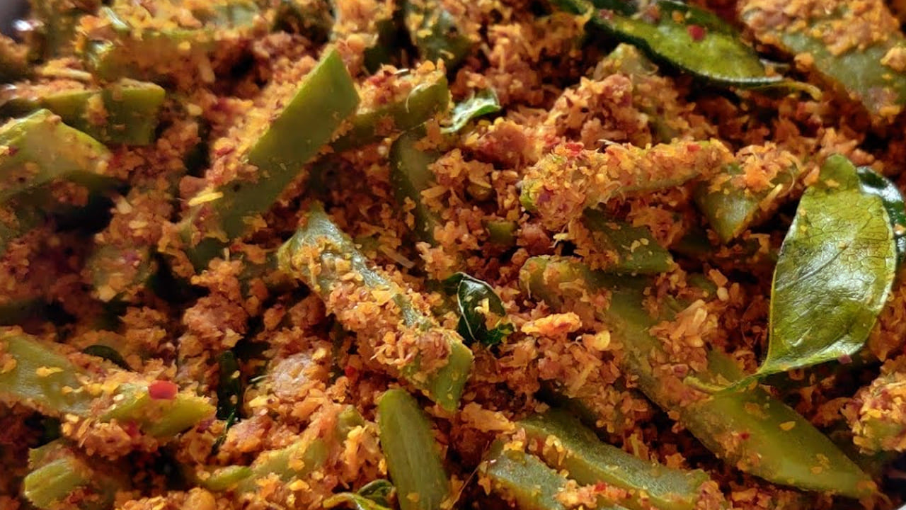 ఇపుడు రొటీలో ధనియాలు, వెల్లుల్లి  వేసి కచ్చా  పచ్చాగా దంచుకోవాలి. ఆ తర్వాత  జీలకర్ర కూడా పొడిలాగా చేసుకోండి. ఇప్పుడు తాలింపు పెట్టడానికి స్టవ్ వెలిగించి పాన్ లో ఆయిల్ వేసి దానిలో ఆవాలు, నాలుగు ఎండుమిర్చి తో దొండకాయల మిశ్రమం కూడా వేసి 10 నిముషాల పాటు మగ్గనివ్వండి. 