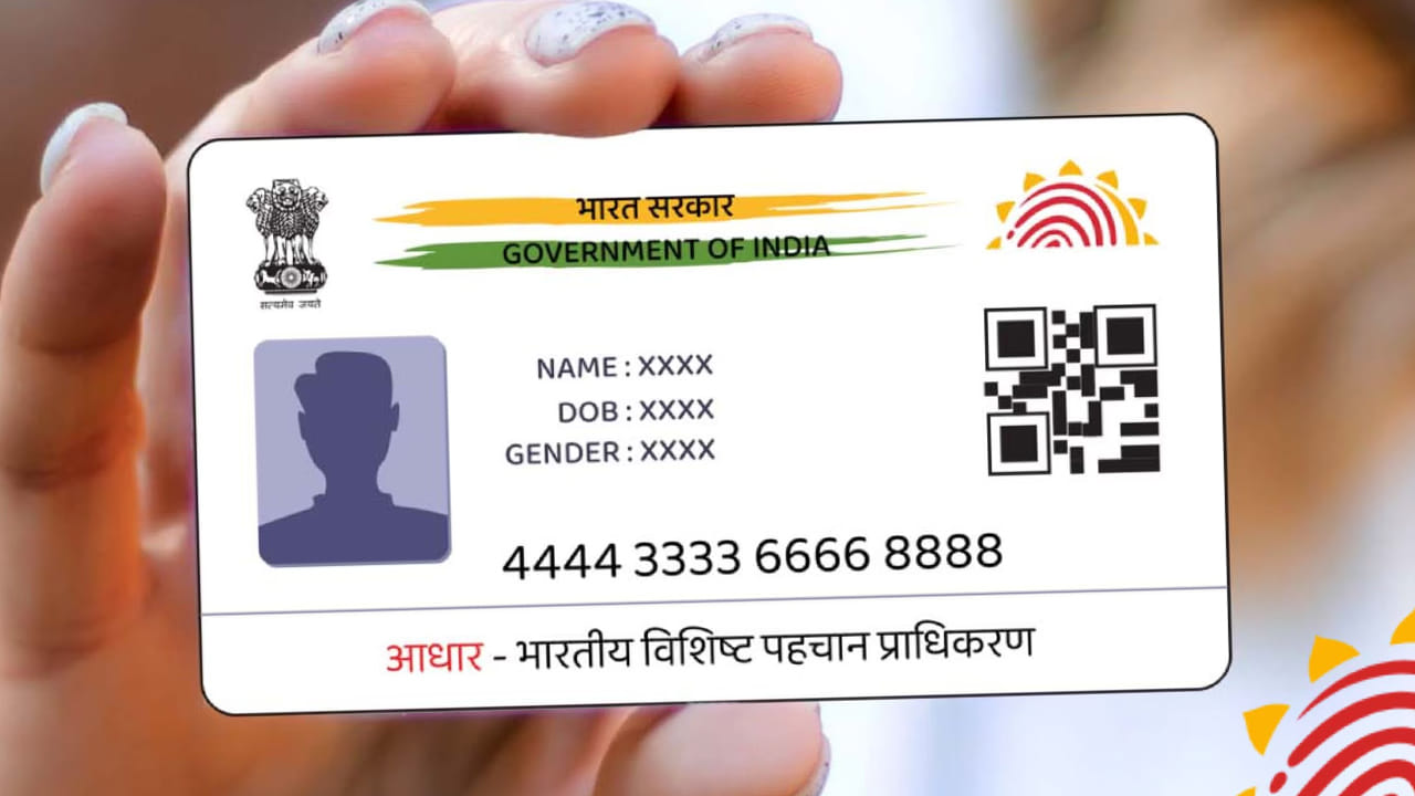 చిన్న వ్యాపారులు, వీధి వ్యాపారులకు చేయూత అందించేందుకు కేంద్ర ప్రభుత్వం 2020లో పీఎం స్వనిధి యోజన పథకాన్ని తీసుకొచ్చిది. కరోనా టైమ్‌లో చిన్న వ్యాపారులను ఆదుకునేందుకు ఈ స్కీమ్ ప్రవేశపెట్టగా.. ఇప్పటికీ కొనసాగుతోంది. ఈ పథకం ద్వారా రూ.50 వేల లోన్ మంజూరు చేస్తారు. కేవలం ఆధార్ ఉంటే సరిపోతుంది.
