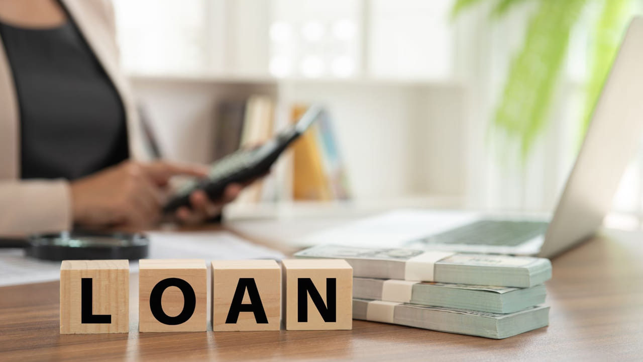 ప్రారంభంలో రూ.10 వేల రుణం అందిస్తారు. దీనిని సకాలంలో తిరిగి చెల్లిస్తే రూ.20 వేలు, మళ్లీ టైమ్‌కి చెల్లిస్తే రూ.50 వేలు అందిస్తారు. ప్రభుత్వ బ్యాంకులో ఈ పథకం కింద లోన్ పొందేందుకు దరఖాస్తు చేసుకోవాలి. దీనిని 12 నెలల్లో ఈఎంఐల రూపంలో తిరిగి కట్టాల్సి ఉంటుంది. కేంద్ర ప్రభుత్వం వెబ్ సైట్ ద్వారా కూడా సులువుగా దరఖాస్తు చేసుకోవచ్చు.
