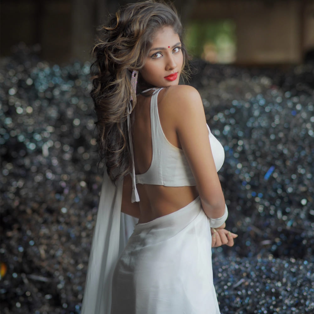 గతంలో ఆరాధ్య మాట్లాడుతూ.. అవకాశం వస్తే ఎలాంటి పాత్ర అయినా చేయడానికి రెడీ అంటుంది. గ్లామర్ పాత్రలు చేయకూడదని నిర్ణయించుకున్నానని, అయితే ఇప్పుడు తన అభిప్రాయాలు మారిపోయాయని తెలిపింది. గ్లామర్ అనేది చాలా పర్సనల్. నాకు అది వృత్తిలో భాగం. గ్లామరస్‌గా ఉన్నా, లేకపోయినా ఎలాంటి పాత్రకైనా నేను సిద్ధమే అని చెప్పుకొచ్చింది ఆరాధ్య.. ఈ కామెంట్స్ ఇప్పుడు వైరల్ గా మారాయి.