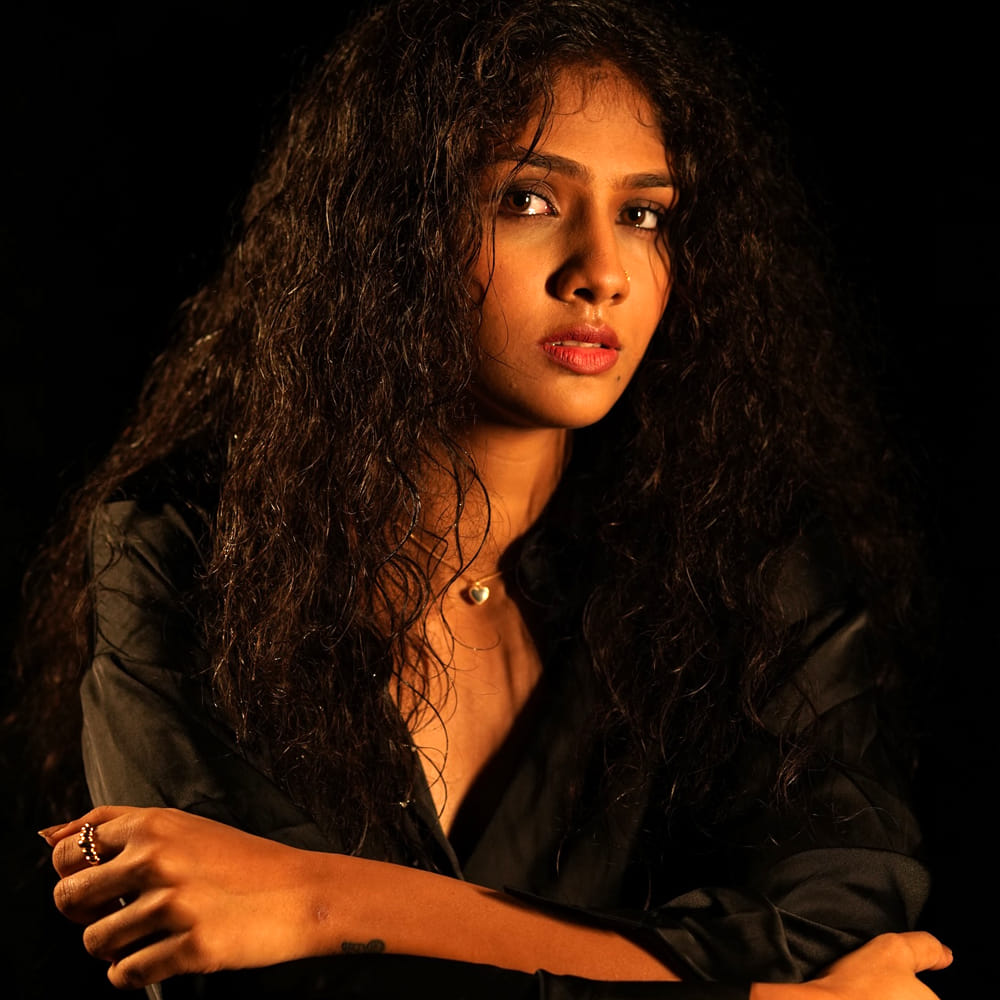 అనుకున్నట్టుగానే ఆమెను హీరోయిన్ గా పేటి శారీ అనే సినిమాను చేశాడు. ఇక ఈ సినిమాలో ఆరాధ్య దేవి అందాలను ఓ రేంజ్ లో చూపించాడు వర్మ.. సినిమాలో ఆరాధ్య దేవి తన అందాలతో రెచ్చిపోయింది. ఇదిలా ఉంటే ఇన్ స్టాలో రీల్స్ చేసే సమయంలో చీర కట్టులో పద్దతిగా కనిపించిన ఆరాధ్య.. ఇప్పుడు ఈ రేంజ్‌లో రెచ్చిపోయి అందాలు ఆరబోస్తుంటే నెటిజన్స్ షాక్ అవుతున్నారు.