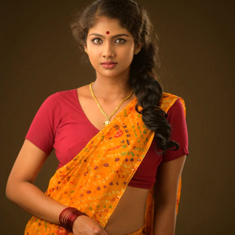 ఇంతకూ ఆమె ఎవరో కాదు రామ్ గోపాల్ వర్మ వదిలిన బాణం ఆరాధ్యదేవి. ఈ అమ్మడి అసలు పేరు శ్రీలక్ష్మీ సతీష్. 24 ఏళ్ల ఈ అందాల భామ ఇప్పుడు హీరోయిన్ గా మారి సినిమాలు చేస్తోంది. సంచలన దర్శకుడు రామ్ గోపాల్ వర్మ ఈ అమ్మడిని సోషల్ మీడియాలో వెతికి మరీ పట్టుకున్నాడు. సోషల్ మీడియాలో రీల్స్ చేసే ఈ అమ్మడి అందాన్ని చూసి ఫిదా అయిన వర్మ ఆమెను హీరోయిన్‌గా పెట్టి సినిమా చేయాలని ఫిక్స్ అయ్యాడు.