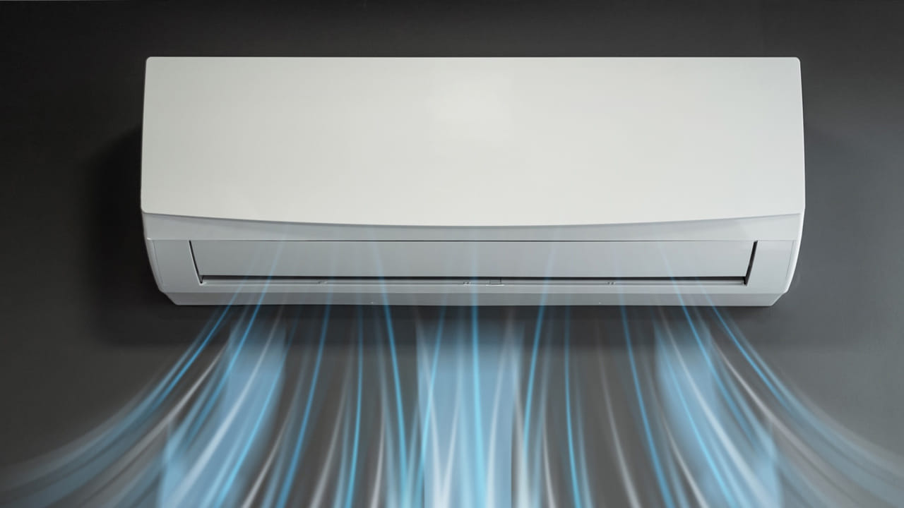 అలాగే తరచూ రిపేర్లు అవసరం కావడం వల్ల నిర్వహణ ఖర్చులు కూడా ఎక్కువవుతాయి. కొత్త మోడళ్లతో పోలిస్తే పాత ఏసీలు చల్లదనాన్ని సమర్థంగా ఇవ్వలేకపోవడం వల్ల వినియోగదారులకు అసౌకర్యం కలుగుతుంది. ఆరోగ్య పరంగా కూడా పాత ఏసీలు ప్రమాదకరంగా మారవచ్చు. సరైన శుభ్రత లేకపోతే ఫిల్టర్లలో దుమ్ము, బాక్టీరియా, ఫంగస్ పేరుకుపోతాయి. ఇవి గాలి ద్వారా ఇంట్లోకి ప్రవేశించి శ్వాసకోశ సమస్యలు, అలర్జీలు, ఆస్థమా వంటి సమస్యలకు దారితీసే ప్రమాదం ఉంది. ముఖ్యంగా చిన్నపిల్లలు, వృద్ధులు ఈ ప్రభావానికి ఎక్కువగా గురవుతారు.