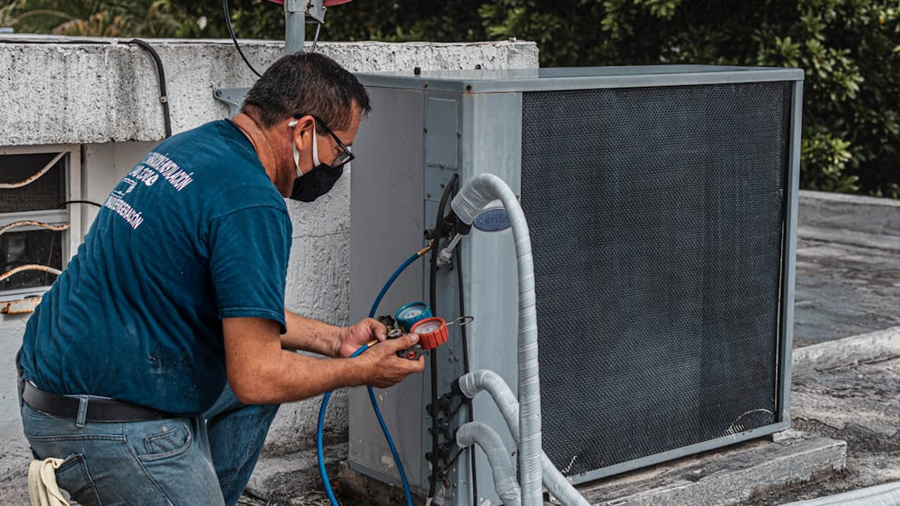 పాత లేదా దెబ్బతిన్న పైపుల ద్వారా గ్యాస్ లీక్ అయితే అది మంటలకు కారణమై పేలుడుకు దారితీయవచ్చు. ప్రతి ఆరు నెలలకు లేదా కనీసం సంవత్సరానికి ఒకసారి ఏసీకి సర్వీసింగ్ చేయించడం అత్యవసరం. గ్యాస్ లీకేజీలు, వైరింగ్, ఫిల్టర్లు, ఇతర భాగాలను తనిఖీ చేయించుకోవడం ద్వారా ప్రమాదాలను నివారించవచ్చు.