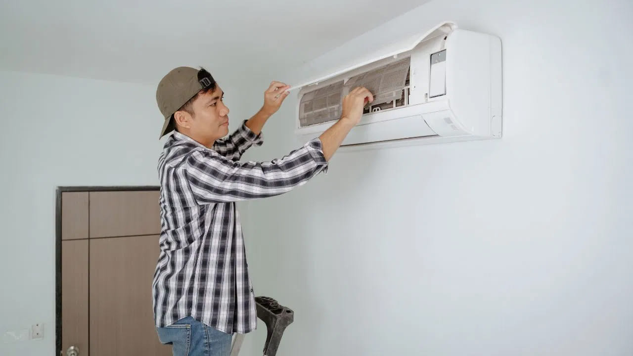 16 డిగ్రీలా? 24 డిగ్రీలా: చాలా మంది ఏసీ ఆన్ చేయగానే 16 లేదా 18 డిగ్రీలకు సెట్ చేస్తారు. దీనివల్ల కంప్రెసర్ మీద లోడ్ పెరిగి కరెంట్ బిల్లు మోత మోగుతుంది. నిపుణుల సూచన ప్రకారం.. 24 నుండి 26 డిగ్రీల మధ్య ఉష్ణోగ్రత ఉంచడం వల్ల గది హాయిగా ఉంటుంది. విద్యుత్ వినియోగం కూడా గణనీయంగా తగ్గుతుంది.
