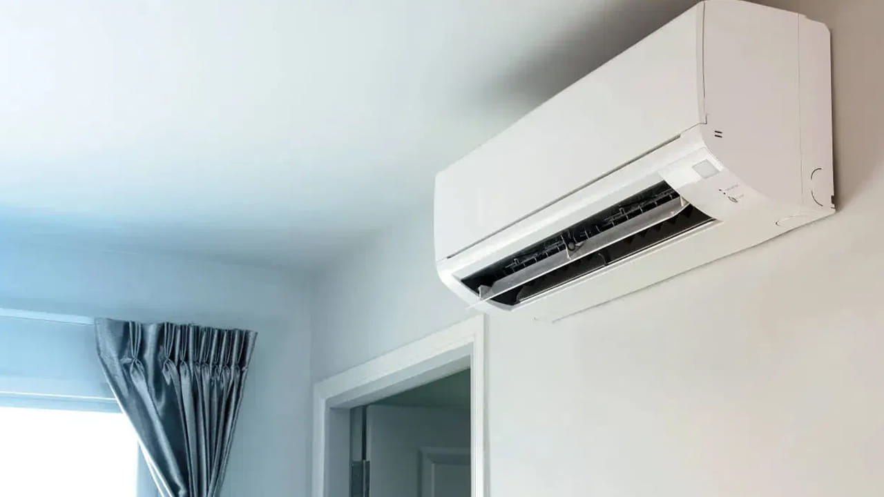 మీ ఏసీ చుట్టూ సరైన గాలి ప్రవాహం ఉండేలా చూసుకోవాలి. వింత వాసనలు వస్తే వెంటనే టెక్నీషియన్కు తెలియజేయాలి. నాణ్యమైన ఏసీలను కొనుగోలు చేయడం కూడా ముఖ్యమని గుర్తుంచుకోవాలి.. అయితే.. ఏమైనా సమస్యలను లేదా లోపాలను గుర్తిస్తే.. వెంటనే అప్రమత్తమవ్వండి..