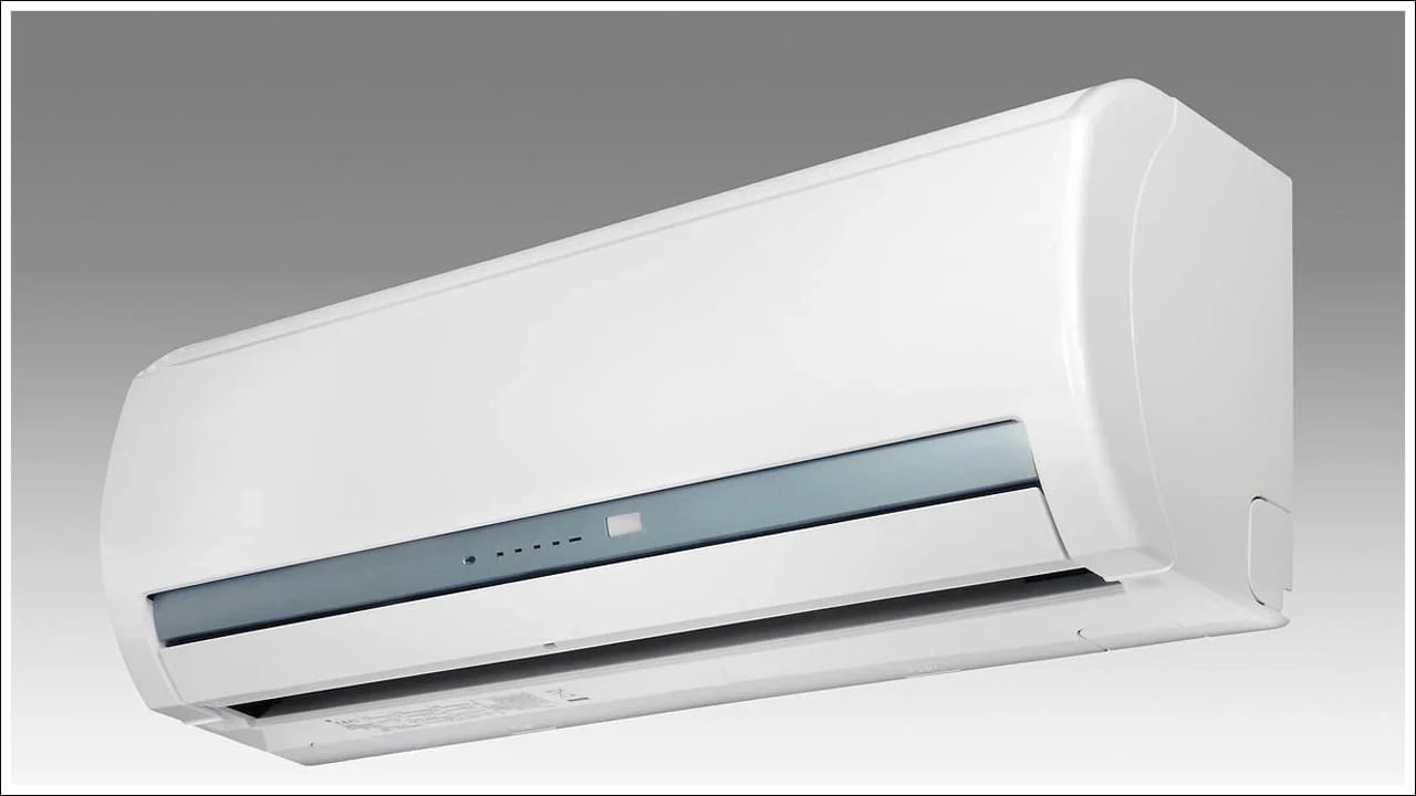  సరిగ్గా లేని వైరింగ్ అతిపెద్ద కారణం కావచ్చు: ఏసీ పేలుడు లేదా షార్ట్ సర్క్యూట్ కు అత్యంత సాధారణ కారణం తప్పుడు లేదా బలహీనమైన విద్యుత్ వైరింగ్. ఎయిర్ కండిషనర్లలో చాలా విద్యుత్తును వినియోగిస్తారు. అందుకే పాత లేదా తక్కువ శక్తి ఉన్న వైరింగ్ ఇంటిపై అదనపు ఒత్తిడిని కలిగిస్తుంది. వదులుగా ఉన్న సాకెట్లు, లోపభూయిష్ట ప్లగ్‌లు లేదా నాసిరకం ఎక్స్‌టెన్షన్ తీగలను ఉపయోగించడం కూడా ప్రమాదాన్ని పెంచుతుంది. ఏసీని ఆన్ చేయడం వల్ల విద్యుత్ షాక్ రావచ్చు లేదా వైర్లు వేడెక్కి స్పార్క్ రావచ్చు.