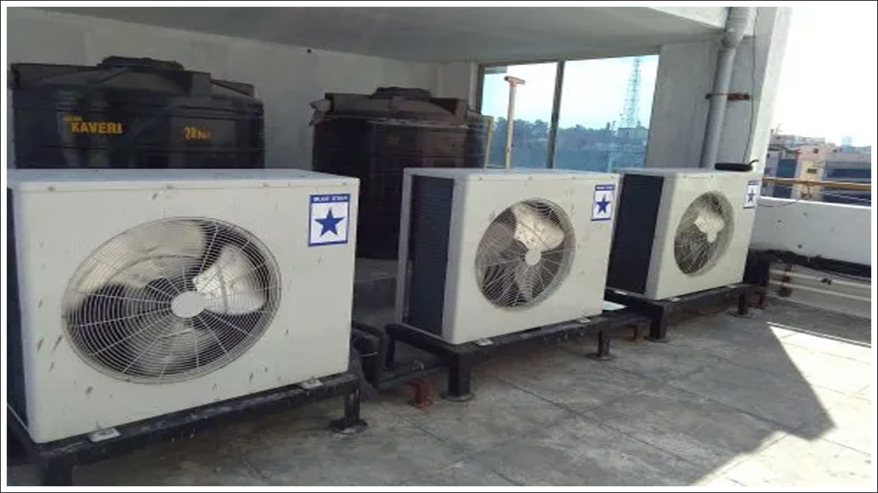  తప్పు స్థానంలో అమర్చడం కూడా ప్రమాదకరం: మీ AC ఇన్‌స్టాలేషన్ స్థానం కూడా ముఖ్యమైన పాత్ర పోషిస్తుంది. అవుట్‌డోర్ యూనిట్‌ను గాలి ప్రసరణ తక్కువగా ఉన్న ప్రదేశంలో ఉంచినట్లయితే అది త్వరగా వేడెక్కుతుంది. ప్రజలు తరచుగా అవుట్‌డోర్ యూనిట్‌ను గోడకు చాలా దగ్గరగా లేదా పరిమిత స్థలంలో ఉంచుతారు. వేడి గాలి బయటకు రాకుండా చేస్తుంది. ఇది సిస్టమ్‌పై ఒత్తిడిని పెంచుతుంది. పనిచేయకపోవడం ప్రమాదాన్ని పెంచుతుంది.