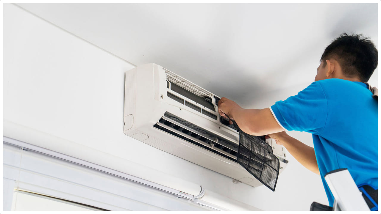  ఈ సాధారణ జాగ్రత్తలు ప్రమాదాలను నివారించగలవు: ACలతో సంబంధం ఉన్న ప్రమాదాలను తగ్గించడానికి కొన్ని జాగ్రత్తలు తీసుకోవడం చాలా ముఖ్యమంటున్నారు టెక్నీషియన్స్‌. ముందుగా ఏసీకి ప్రత్యేక, బలమైన విద్యుత్ కనెక్షన్ ఉందని నిర్ధారించుకోండి. ఎల్లప్పుడూ అధిక నాణ్యత గల ప్లగ్‌లు, సాకెట్లను ఉపయోగించండి. ప్రతి సంవత్సరం వేసవి ప్రారంభానికి ముందు మీ ఏసీని అనుభవజ్ఞుడైన టెక్నీషియన్ ద్వారా సర్వీస్ చేయించుకోండి.