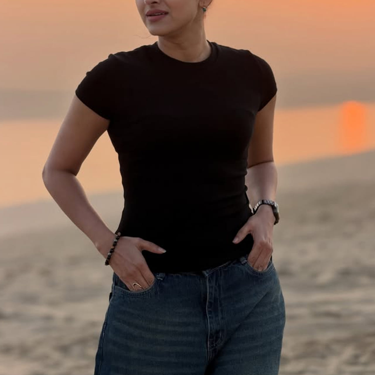 ఈమధ్యకాలంలో సీరియల్ నటీనటులకు సైతం హీరోహీరోయిన్స్ రేంజ్ ఫాలోయింగ్ ఉంటుంది. బుల్లితెరపై పలు సీరియల్స్ ద్వారా తమకంటూ మంచి గుర్తింపు తెచ్చుకున్న తారలు చాలా మంది ఉన్నారు. అందం, అభినయంతో టీవీ ఇండస్ట్రీలో స్టార్ డమ్ సంపాదించుకున్నారు.