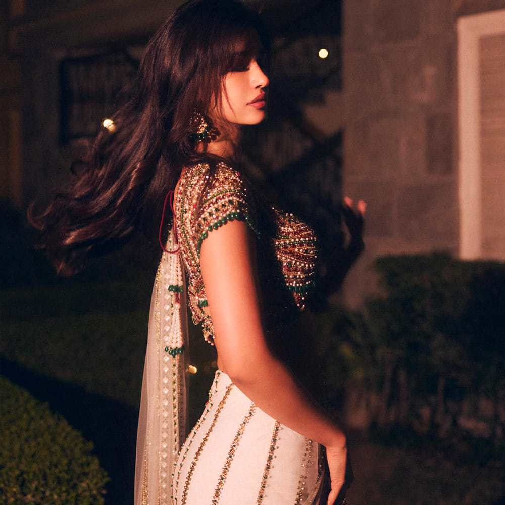 అలాగే బాలీవుడ్ నుంచి కూడా చాలా మంది భామలు వచ్చారు. పైన కనిపిస్తున్న హీరోయిన్ కూడా బాలీవుడ్ నుంచి వచ్చిన మన దగ్గర స్టార్ గా మారింది. చేసింది రెండు సినిమాలే కానీ స్టార్ డమ్ సొంతం చేసుకొని ఎంతో మంచి కుర్రాళ్ళ హాట్ ఫేవరేట్ హీరోయిన్ గా మారిపోయింది. చేసిన రెండు సినిమాల్లో ఒకటి డిజాస్టర్ కాగా ఓ సినిమా సంచలన విజయం సాధించింది. కానీ ఈ బ్యూటీకి ఆఫర్స్ మాత్రం లేదు. ఇప్పుడు ఒకొక్క సినిమాకు రూ. 3 కోట్లు వసూల్ చేస్తుంది ఈ చిన్నది.