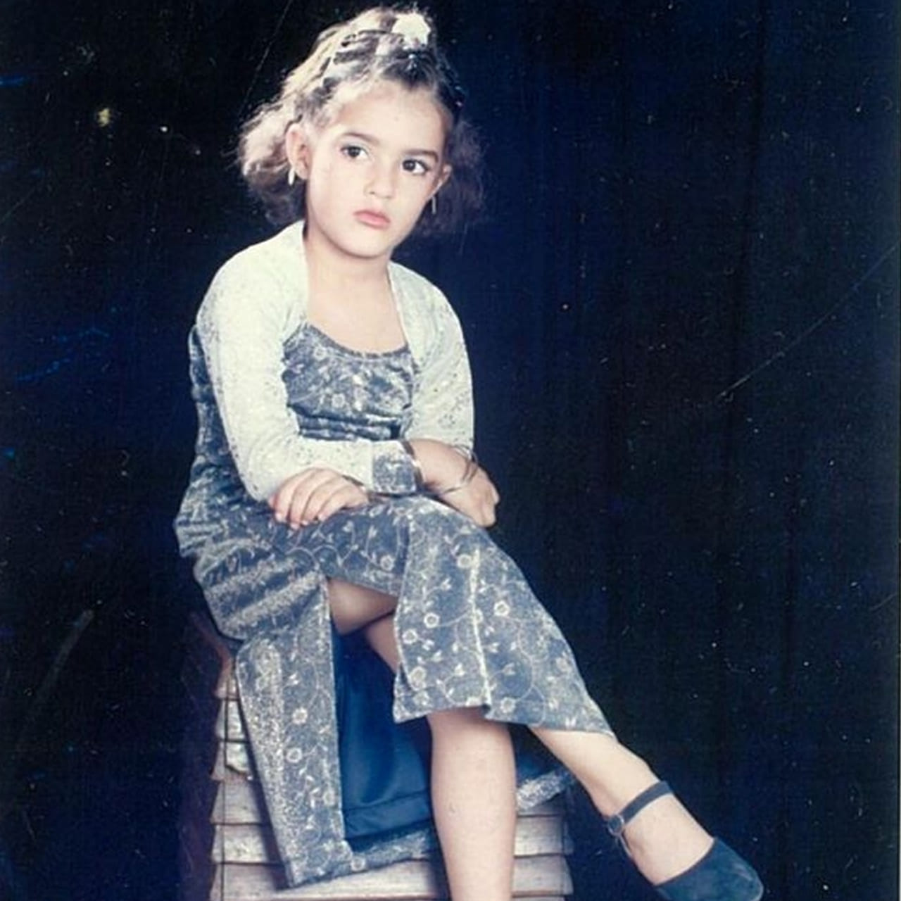 అందం, అభినయం ఈ హీరోయిన్ సొంతమనే చెప్పాలి. తొలి సినిమాతోనే తెలుగు ప్రేక్షకులకు దగ్గరయ్యింది. కానీ అంతంగా గుర్తింపు మాత్రం రావడం లేదు. చిన్న చిన్న ప్రాజెక్ట్స్ చేస్తూ ఇండస్ట్రీలో స్టార్ డమ్ కోసం తెగ ట్రై చేస్తున్న ఈ హీరోయిన్ ఎవరో గుర్తుపట్టండి. సోషల్ మీడియాలో ఈ అమ్మడు చేసే రచ్చ అంతా ఇంత కాదండి. మోడ్రన్ డ్రస్సులతో గ్లామర్ షోలతో పిచ్చెక్కిస్తుంటుంది.