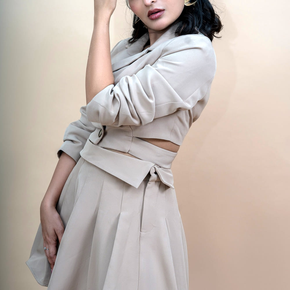 అలాంటి వారిలో ఈ ముద్దుగుమ్మ ఒకరు. టాలీవుడ్‌లో ఇప్పుడిప్పుడే హీరోయిన్‌గా మంచి గుర్తుంపు తెచ్చుకుంటుంది ఈ చిన్నది విభిన్నమైన పాత్రలు ఎంచుకుంటూ సినిమాలు చేస్తుంది ఈ ముద్దుగుమ్మ. ఇక సోషల్ మీడియాలో చురుగ్గా ఉండే ఈ చిన్నది. రోజు రోజుకు గ్లామర్ డోస్ పెంచేస్తూ నెటిజన్స్‌ను దర్శక నిర్మాతలను ఆకర్షిస్తుంది.