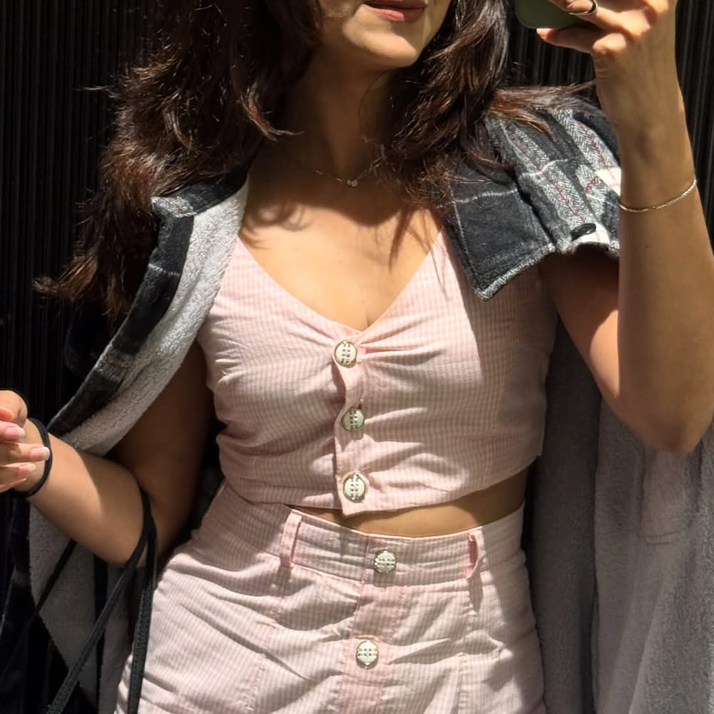 అయితే ఇప్పుడు మనం మాట్లాడుకోబోయే ఓ హీరోయిన్ కు మాత్రం విపరీతమైన క్రేజ్ ఉంది. ఈ అమ్మడి అందానికి కుర్రకారు ఫిదా అవుతున్నారు. ఆమె గతంలో స్మాల్ స్క్రీన్ పై నటించి.. ఆ తర్వాత బిగ్ బాస్ రియాల్టీ షోలో పాల్గొని పాపులర్ అయ్యింది. 