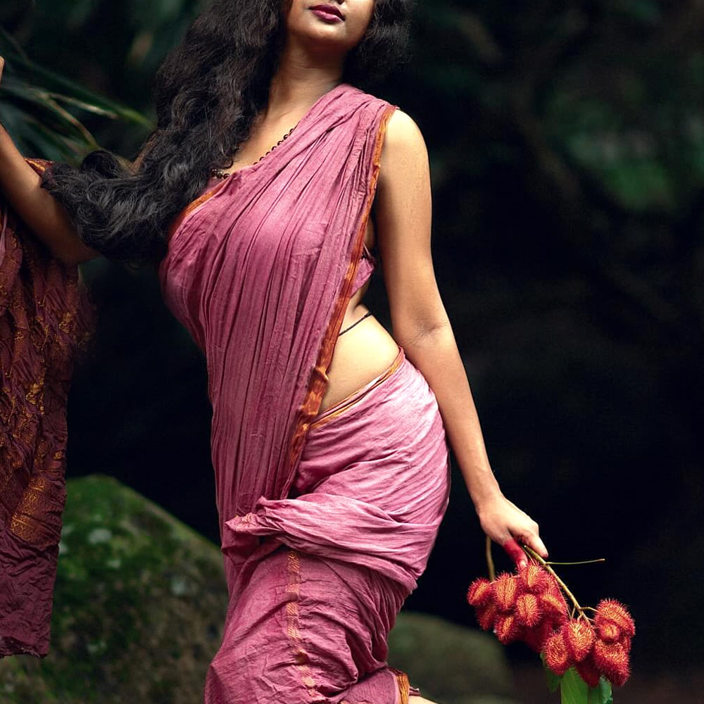 సినిమా ఇండస్ట్రీలో కొత్త హీరోయిన్స్ కు కొదవే లేదు.. సినిమా సినిమాకు ఓ కొత్త అందం ప్రేక్షకులను పలకరిస్తూనే ఉంది. ఇప్పటికే ఇతర బాషలనుంచి చాలా మంది హీరోయిన్స్ మనదగ్గర సినిమాలు చేసి క్రేజ్ తెచ్చుకుంటున్నారు. అలాగే కొత్త భామలు కూడా బాగానే అవకాశాలు అందుకుంటున్నారు. ఇక ఇప్పుడు ఎక్కడ విన్నా ఓ ముద్దుగుమ్మ పేరు వినిపిస్తుంది. ఎక్కడ చూసిన ఆమె ఫొటోలే కనిపిస్తున్నాయి.