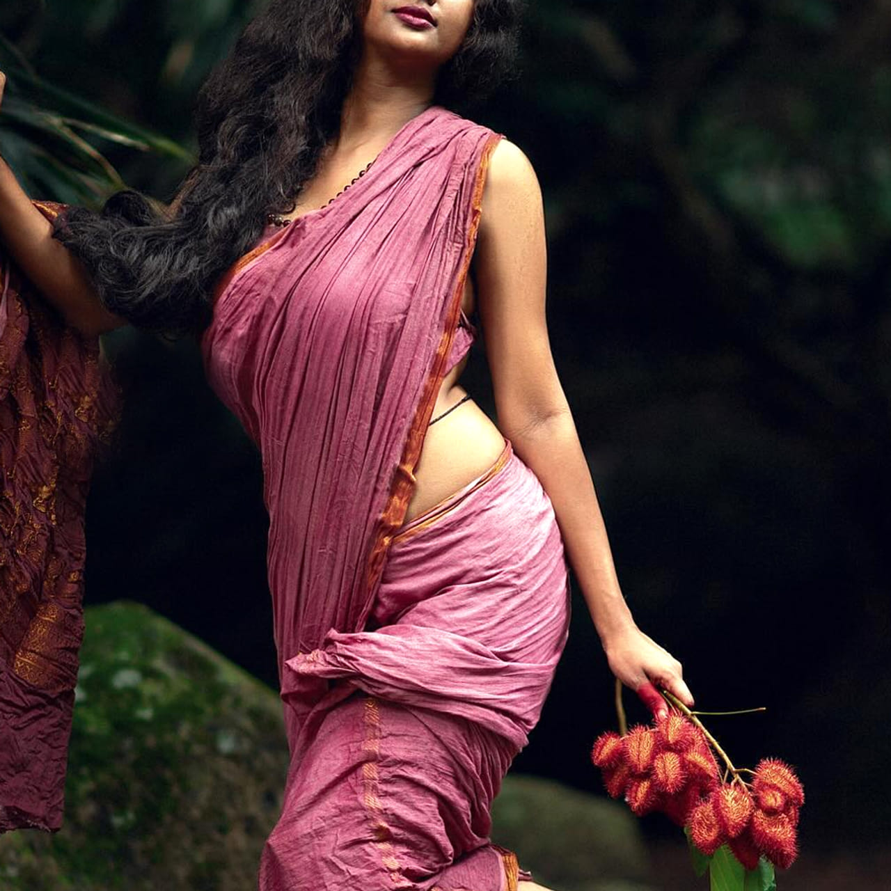 సినిమా ఇండస్ట్రీలో కొత్త హీరోయిన్స్ కు కొదవే లేదు.. సినిమా సినిమాకు ఓ కొత్త అందం ప్రేక్షకులను పలకరిస్తూనే ఉంది. ఇప్పటికే ఇతర బాషలనుంచి చాలా మంది హీరోయిన్స్ మనదగ్గర సినిమాలు చేసి క్రేజ్ తెచ్చుకుంటున్నారు. అలాగే కొత్త భామలు కూడా బాగానే అవకాశాలు అందుకుంటున్నారు. ఇక ఇప్పుడు ఎక్కడ విన్నా ఓ ముద్దుగుమ్మ పేరు వినిపిస్తుంది. ఎక్కడ చూసిన ఆమె ఫొటోలే  కనిపిస్తున్నాయి.