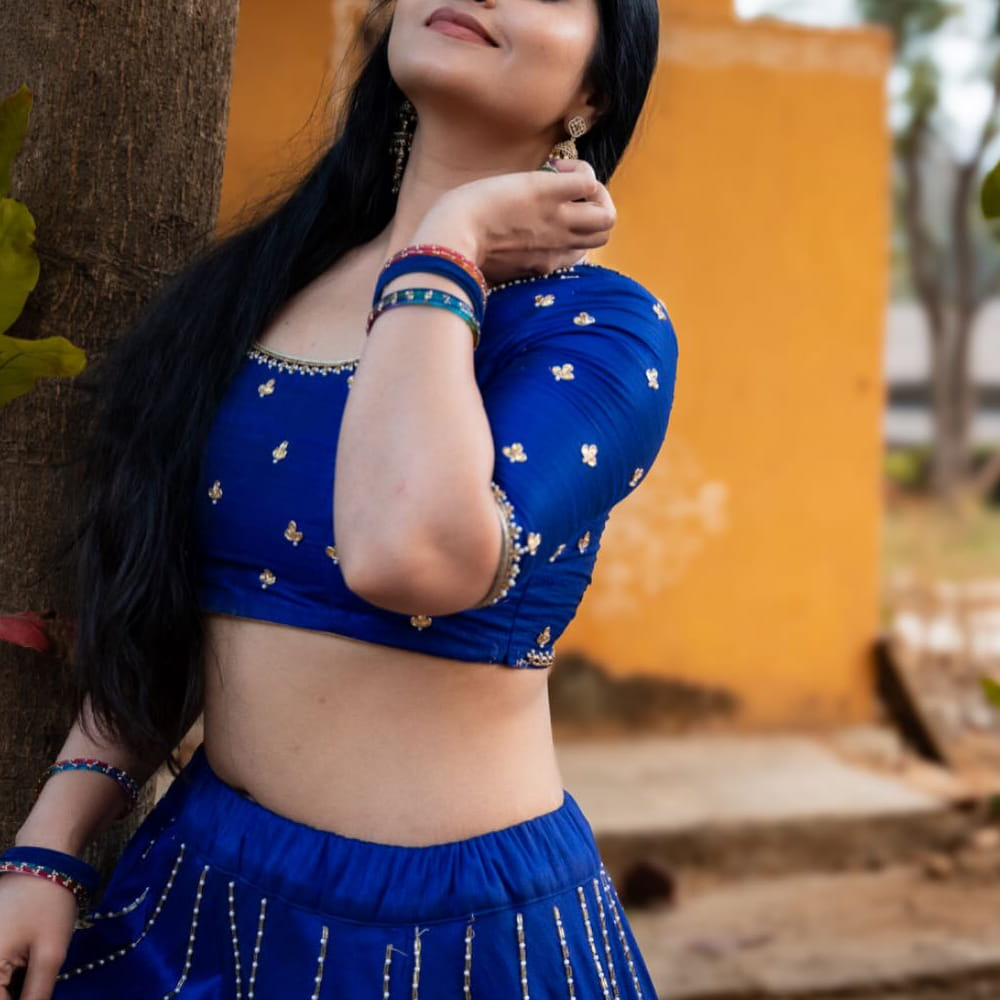 సీరియల్స్ తో తన నటనతో.. సోషల్ మీడియాలో తన అందంతో ఆకట్టుకుంటున్న బ్యూటీస్ లో ఈ భామ ఒకరు. సీరియల్స్ లో బెస్ట్ సీరియల్ గా నిలిచిన వాటిలో బ్రహ్మముడి సీరియల్ ఒకటి. ఈ ధారావాహికకు ఎంతో మంది అభిమానులు ఉన్నారు. టాప్ రేటింగ్ తో దూసుకుపోతున్న ఈ సీరియల్ లో నటించిన నటీనటులు ప్రేక్షకులకు బాగా దగ్గరయ్యారు.