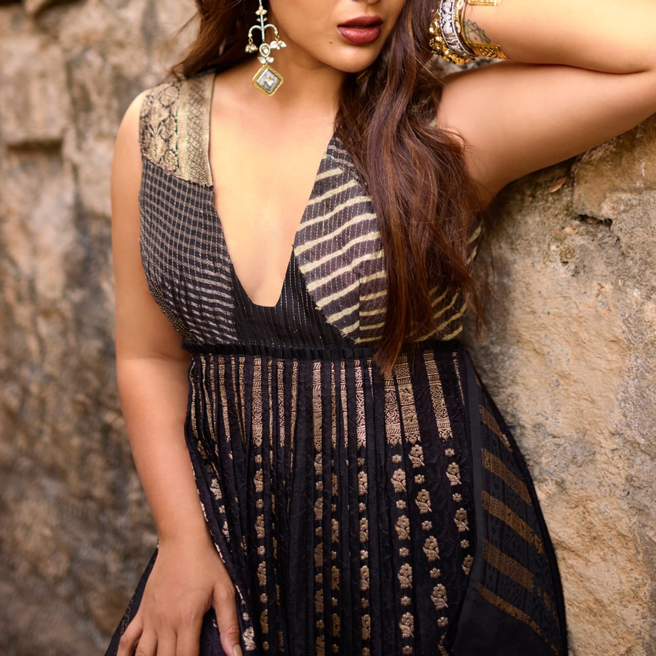 ప్రస్తుతం ఇండస్ట్రీలో రాణిస్తున్న క్రేజీ హీరోయిన్లలో ఈ ముద్దుగుమ్మ. ఒక్క సినిమాతోనే విపరీతమైన క్రేజ్ సొంతం చేసుకుంది. తెలుగు, తమిళం, మలయాళం భాషలలో వరుస సినిమాల్లో నటించింది. అయితే తెలుగులో ఈ బ్యూటీకి అనుకున్నంత క్రేజ్ వచ్చినా.. ఆశించిన స్థాయిలో ఆపర్స్ మాత్రం రాలేదు.