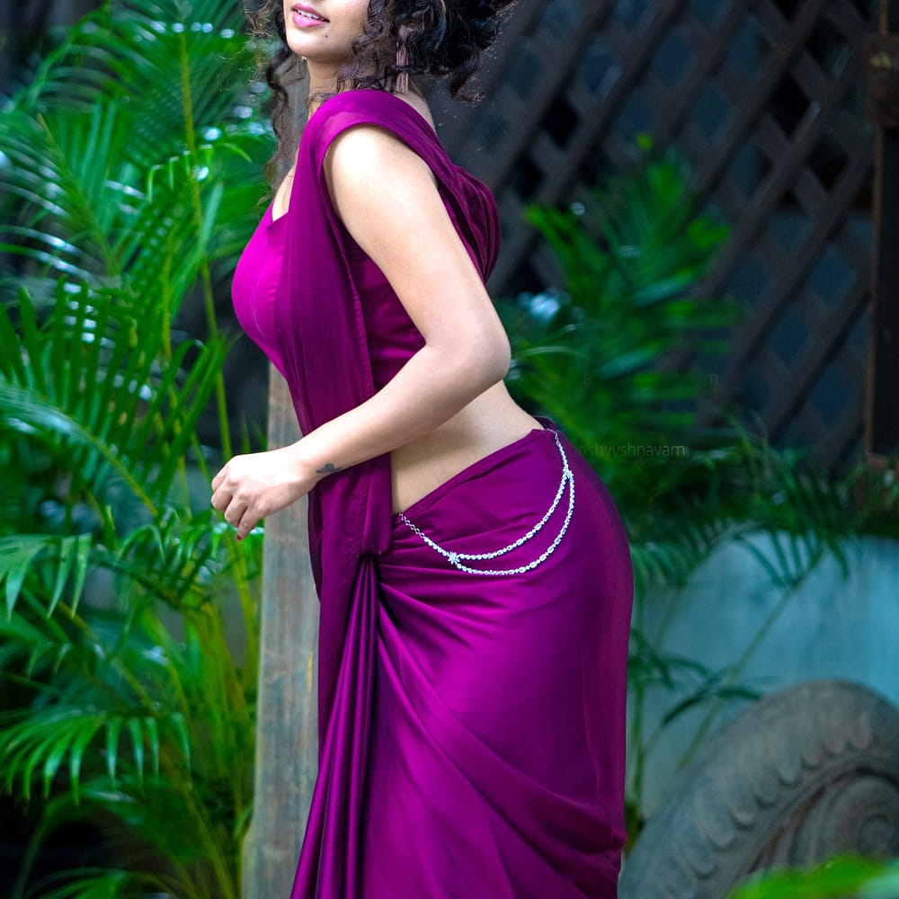 చేసింది ఒకే ఒక్క.. కానీ ఆమె ఫాలోయింగ్ , క్రేజ్ చూస్తుంటే మెంటలెక్కాల్సిందే.. అందంతో కుర్రకారును కట్టిపడేస్తుంది ఆమె.. అంతే కాదు అవకాశాలు వస్తే ఎలాంటి పాత్ర అయిన రెడీ అంటుంది.. ఇంతకూ ఆమె ఎవరో తెలుసా.? అందం అభినయం ఉన్న భామలు ఈ మధ్యకాలంలో అంతగా అవకాశాలు అందుకోలేకపోతున్నారు. కానీ ఈ చిన్నది మాత్రం తన అందంతోనే స్టార్ హీరోయిన్స్ రేంజ్‌లో క్రేజ్ తెచ్చుకుంది. చేసింది ఒకే ఒక్క సినిమా అప్పుడే ఎలాంటి పాత్రైనా సరే రెడీ అంటుంది.