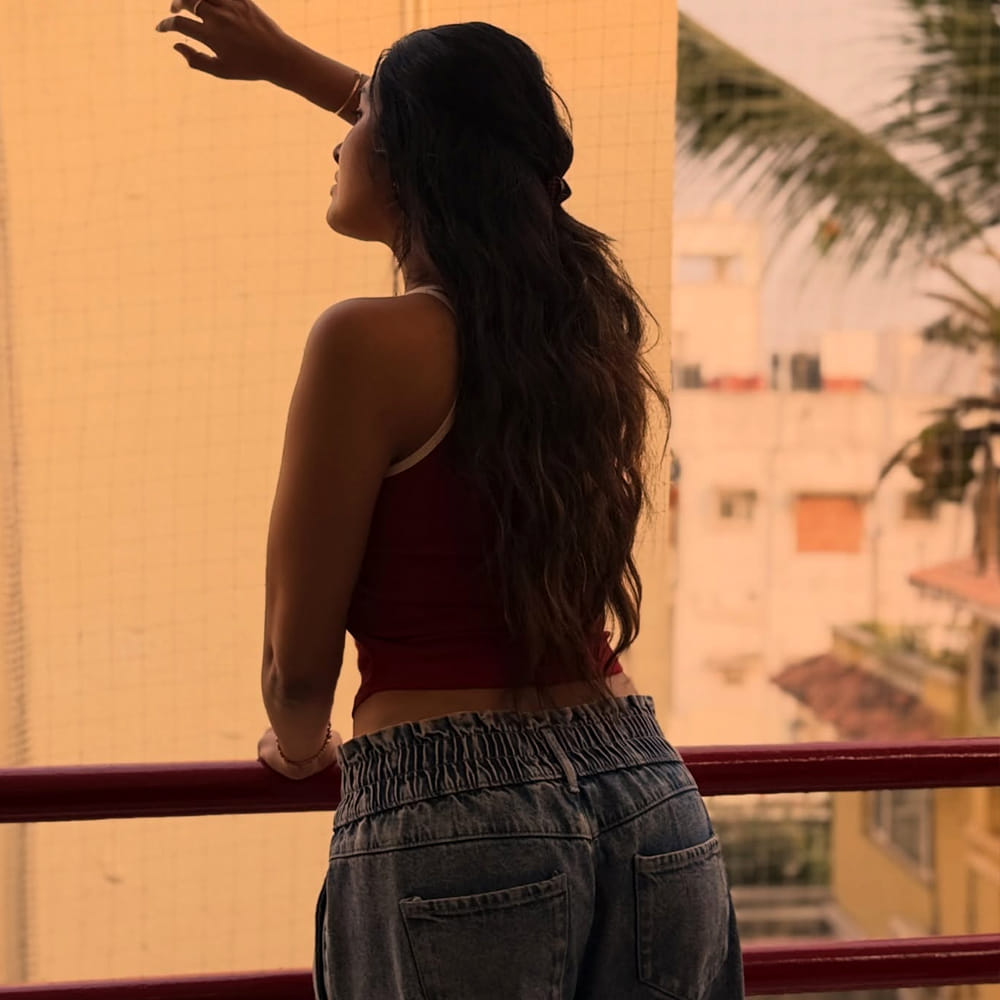 బిగ్ ద్వారా క్రేజ్ తెచ్చుకున్న వారిలో దివి ఒకరు.. ఈ అందాల భామకు ఉండే క్రేజ్ గురించి ప్రత్యేకంగా చెప్పాల్సిన అవసరం లేదు. కెరీర్ బిగినింగ్ లో చిన్న చిన్న పాత్రలు చేసి మెప్పించింది. సూపర్ స్టార్ మహేష్ బాబు నటించిన మహర్షి సినిమాలో హీరో ఫ్రెండ్ గా కనిపించింది. 