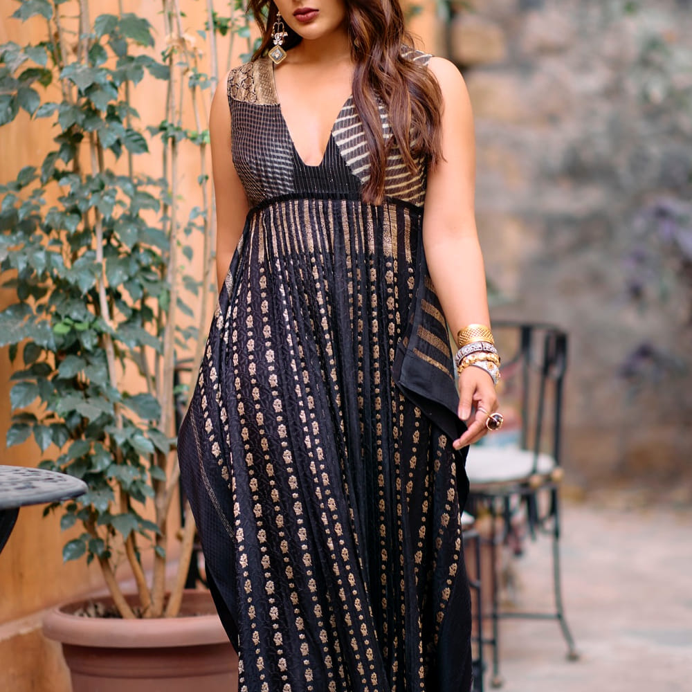 గోల్డెన్ బ్యూటీగా ఇండస్ట్రీలో స్టార్ డమ్ సంపాదించుకుంది.. అయినా టాలీవుడ్ మాత్రం పట్టించుకోలేదు. దీంతో సంవత్సరంపాటు తెలుగులో ఒక్క సినిమా చేయలేదు. కానీ ఇప్పుడు వరుస సినిమాలతో దూసుకుపోతుంది. ఇంతకీ ఈ ముద్దుగుమ్మ ఎవరో తెలుసా.. ?