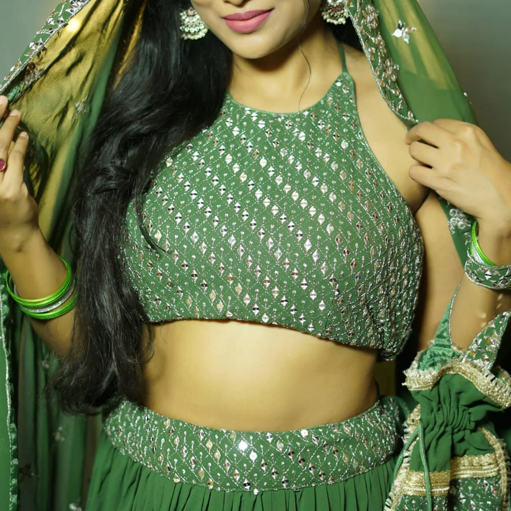 బిగ్ బాస్ హౌస్ లోకి ఎంట్రీ ఇవ్వాలని నాలుగేళ్లుగా ట్రై చేస్తున్నా అని ఆమె స్వయంగా చెప్పింది. అలాగే ఆమె కమిట్మెంట్స్ గురించి చేసిన కామెంట్స్ ఇప్పుడు తెగ వైరల్ అవుతున్నాయి. ఇంతకూ ఆమె ఎవరంటే..ఆమె పేరు రేఖ భోజ్.. పలు షార్ట్ ఫిలిమ్స్, కొన్ని సినిమాల్లో నటించింది ఈ అమ్మడు.