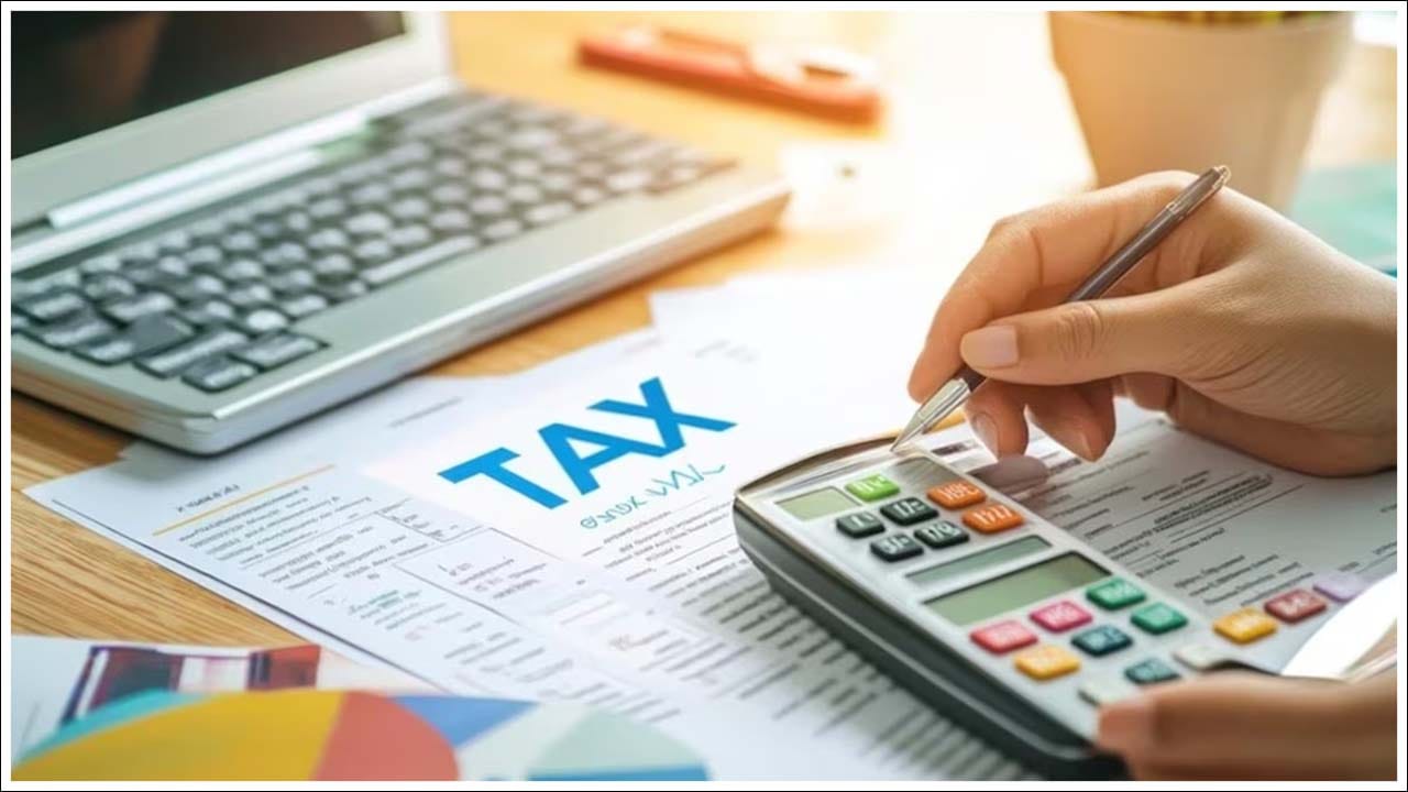  ముందస్తు పన్ను చివరి వాయిదాను జమ చేయడానికి చివరి తేదీ మార్చి 15, 2026. మీ అంచనా వేసిన పన్ను బాధ్యత మొత్తం సంవత్సరానికి రూ.10,000 దాటితే, ఈ వార్త మీకు చాలా ముఖ్యమైనది. ఈ గడువును కోల్పోవడం అంటే మీరు అదనపు వడ్డీని చెల్లించవలసి ఉంటుంది. అంతేకాకుండా ఆదాయపు పన్ను శాఖ నుండి జరిమానాను కూడా ఎదుర్కోవలసి ఉంటుంది. ఆర్థిక క్రమశిక్షణను కొనసాగించడానికి, చివరి నిమిషంలో తొందరపడకుండా ఉండటానికి సకాలంలో పన్నులు చెల్లించడం చాలా అవసరం.