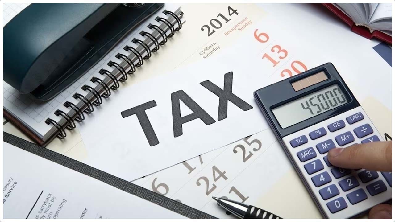  ఆన్‌లైన్ పన్ను చెల్లింపు ప్రక్రియ, జాగ్రత్తలు: నేటి డిజిటల్ యుగంలో ముందస్తు పన్ను దాఖలు చేయడం చాలా సులభం. అలాగే మరింత సౌకర్యవంతంగా మారింది. పన్ను చెల్లింపుదారులు ఆదాయపు పన్ను శాఖ అధికారిక ఇ-ఫైలింగ్ పోర్టల్‌ను సందర్శించడం ద్వారా ఇ-పే టాక్స్ ఎంపికను యాక్సెస్ చేయవచ్చు. చెల్లింపు సమయంలో అతి ముఖ్యమైన దశ మీ పాన్ కార్డ్ నంబర్‌ను నమోదు చేసి సరైన అసెస్‌మెంట్ సంవత్సరాన్ని ఎంచుకోవడం. మీరు నెట్ బ్యాంకింగ్, డెబిట్ కార్డ్ లేదా UPIని ఉపయోగించి మీ ఇంటి సౌకర్యం నుండి ఈ ప్రక్రియను పూర్తి చేయవచ్చు. చివరి నిమిషంలో సాంకేతిక లోపాలు లేదా పోర్టల్‌లో మందగమనం ప్రమాదాన్ని నివారించడానికి, ఎటువంటి జరిమానాలను నివారించడానికి మార్చి 15వ తేదీ లోగా చెల్లింపును చేయాలని నిపుణులు సిఫార్సు చేస్తున్నారు.