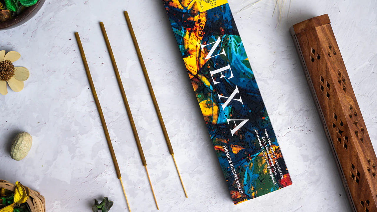 చివరగా, అగరబత్తులను నేరుగా బయట ఉంచకుండా టిష్యూ పేపర్లలో చుట్టి భద్రపరచడం వల్ల వాటి సువాసన ఎక్కువ కాలం నిలిచి ఉంటుంది. ఈ చిన్నపాటి గృహ చిట్కాలు పాటించడం వల్ల మన సమయం ఆదా అవ్వడమే కాకుండా, రోజువారీ పనులు ఎంతో సులభతరం అవుతాయి. వీటిని పాటించి మీ ఇంటిని ఆరోగ్యంగా, అందంగా తీర్చిదిద్దుకోండి.