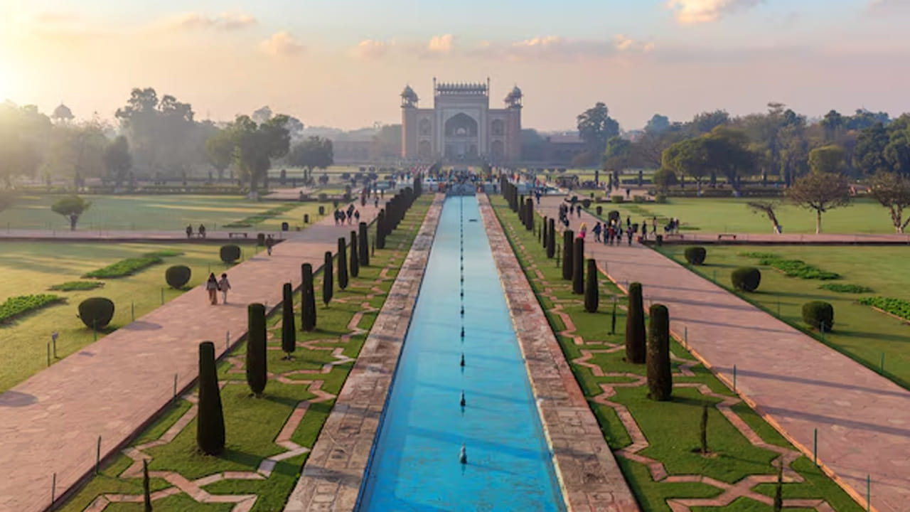 ఆగ్రా(Agra) : చాలా మంది ఎక్కువ దూరం ప్రయాణించాల్సిన అవసరం లేకుండా ఆగ్రా వంటి ఢిల్లీకి సమీపంలోని ప్రదేశాలను సందర్శించడానికి ప్రణాళిక వేసుకుంటారు. అయితే, మార్చి లేదా ఏప్రిల్ నెలల్లో ఆగ్రాను సందర్శించడం కొంచెం సవాలుగా ఉంటుంది. తీవ్రమైన వేడి కారణంగా నడవడం కష్టంగా ఉంటుంది. వేసవిలో మీరు మీ టూర్‌ని ఎంజాయ్‌ చేయాలంటే కేరళలోని మున్నార్, హిమాచల్ ప్రదేశ్‌లోని మనాలి లేదా సిక్కిం వంటి చల్లని ప్రదేశాలను ఎంచుకోండి.