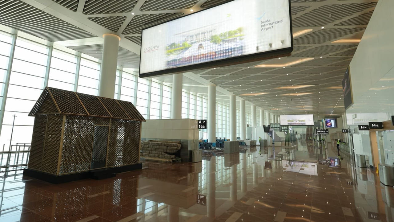 భారతదేశంలోని అతిపెద్ద గ్రీన్‌ఫీల్డ్ విమానాశ్రయ ప్రాజెక్టుల్లో ఒకటిగా నోయిడా అంతర్జాతీయ విమానాశ్రయం నిలవనుంది. ఢిల్లీ-ఎన్‌సిఆర్ ప్రాంతానికి రెండవ అంతర్జాతీయ విమానాశ్రయంగా ఇది అభివృద్ధి చేయబడింది. ఇందిరా గాంధీ అంతర్జాతీయ విమానాశ్రయానికి అనుబంధంగా పనిచేసి, రద్దీని తగ్గించి, ప్రయాణీకుల సామర్థ్యాన్ని విస్తరించడంలో కీలక పాత్ర పోషించనుంది. నోయిడా అంతర్జాతీయ  విమానాశ్రయం సుమారు 11,200 కోట్లతో పబ్లిక్-ప్రైవేట్ పార్ట్‌నర్‌షిప్ - PPP మోడల్‌లో నిర్మితమైంది. 